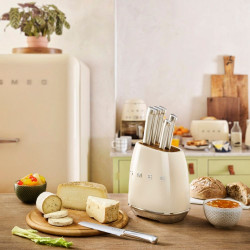 Set de cuțite cu suport SMEG KBSF02CR, 7 piese, mânere din lemn de salcâm, oțel inoxidabil german, culoare crem
