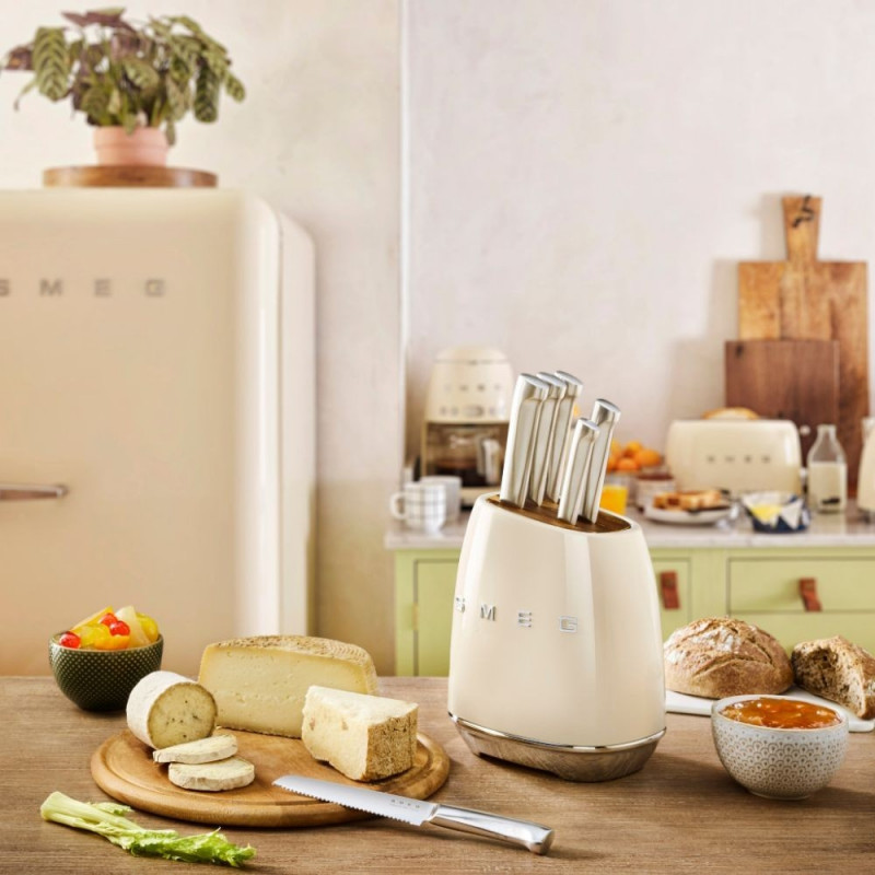 Set de cuțite cu suport SMEG KBSF02CR, 7 piese, mânere din lemn de salcâm, oțel inoxidabil german, culoare crem