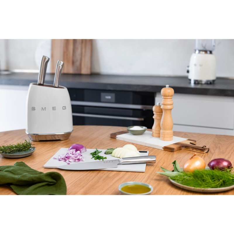 Set de cuțite cu suport SMEG KBSF02WH, 7 piese, mânere din lemn de salcâm, oțel inoxidabil german, alb