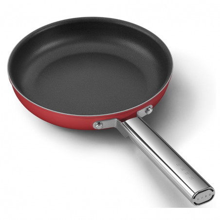 Tigaie cu capac SMEG CKFF2401RDM, 1,9 l, Ø24 cm, acoperire cu teflon, până la 250 °C, fără PFAS, pentru plite cu inducție, roșie