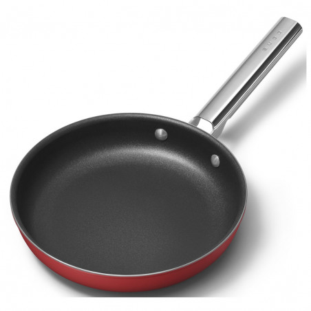 Tigaie cu capac SMEG CKFF2401RDM, 1,9 l, Ø24 cm, acoperire cu teflon, până la 250 °C, fără PFAS, pentru plite cu inducție, roșie