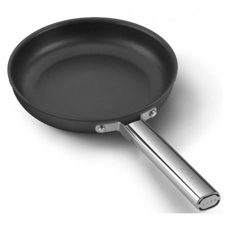 Tigaie cu capac SMEG CKFF2401BLM, 1,9 l, Ø24 cm, acoperire cu teflon, până la 250 °C, fără PFAS, pentru plite cu inducție, negru