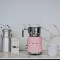 Aparat pentru spumarea laptelui Smeg MFF11PKEU, 500 W, 600 ml, 8 programe, cană detașabilă, oprire automată, roz