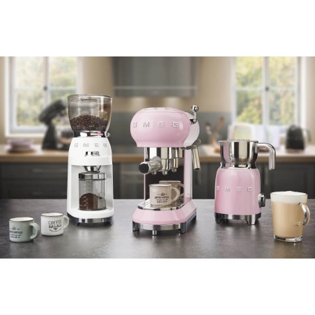 Aparat pentru spumarea laptelui Smeg MFF11PKEU, 500 W, 600 ml, 8 programe, cană detașabilă, oprire automată, roz