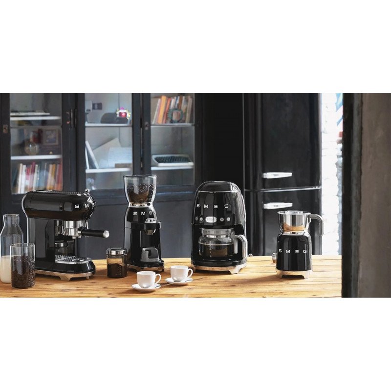 Aparat pentru spumarea laptelui Smeg MFF11BLEU, 500 W, 600 ml, 8 programe, cană detașabilă, oprire automată, negru