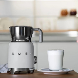 Aparat pentru spumarea laptelui Smeg MFF11WHEU, 500 W, 600 ml, 8 programe, cană detașabilă, oprire automată, alb