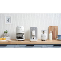 Aparat pentru spumarea laptelui Smeg MFF11WHEU, 500 W, 600 ml, 8 programe, cană detașabilă, oprire automată, alb