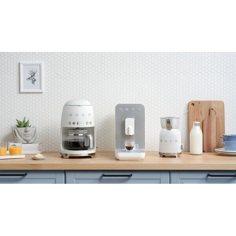 Aparat pentru spumarea laptelui Smeg MFF11WHEU, 500 W, 600 ml, 8 programe, cană detașabilă, oprire automată, alb