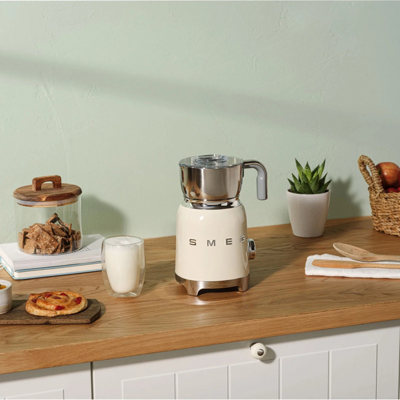 Aparat pentru spumarea laptelui Smeg MFF11CREU, 500 W, 600 ml, 8 programe, cană detașabilă, oprire automată, cremă