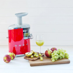 Storcător de fructe Smeg SJF01RDEU, 150 W, 500 ml, rotație inversă, recipient pentru resturi de 1,6 l, roșu