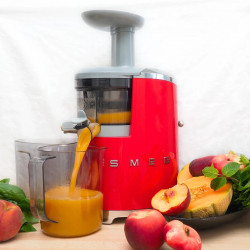 Storcător de fructe Smeg SJF01RDEU, 150 W, 500 ml, rotație inversă, recipient pentru resturi de 1,6 l, roșu
