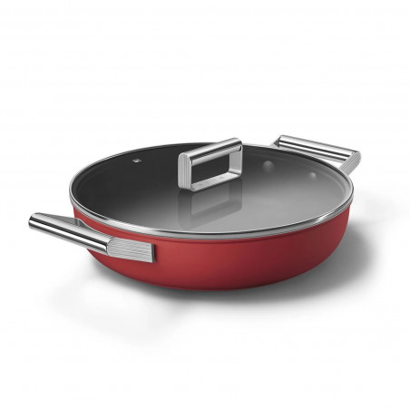 Oală joasă cu capac Smeg CKFD2811RDM, 28 cm, 3,7 l, acoperire antiaderentă cu 3 straturi, rezistentă la cuptor până la 250 °C, fără PFAS, compatibilă cu plitele cu inducție, roșie