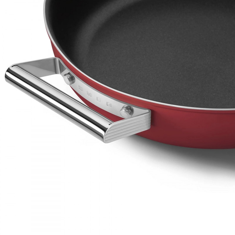 Oală joasă cu capac Smeg CKFD2811RDM, 28 cm, 3,7 l, acoperire antiaderentă cu 3 straturi, rezistentă la cuptor până la 250 °C, fără PFAS, compatibilă cu plitele cu inducție, roșie