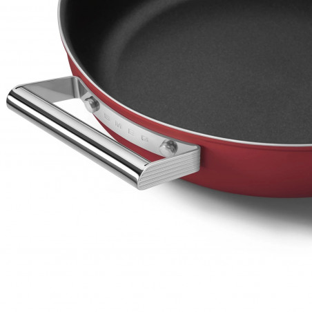 Oală joasă cu capac Smeg CKFD2811RDM, 28 cm, 3,7 l, acoperire antiaderentă cu 3 straturi, rezistentă la cuptor până la 250 °C, fără PFAS, compatibilă cu plitele cu inducție, roșie