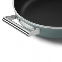 Oală puțin adâncă cu capac Smeg DPF2812EGM, 28 cm, 4,3 l, acoperire ceramică antiaderentă, potrivită pentru cuptor până la 250 °C, fără PFAS, compatibilă cu plitele cu inducție, verde smarald