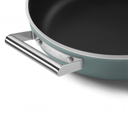 Oală puțin adâncă cu capac Smeg DPF2812EGM, 28 cm, 4,3 l, acoperire ceramică antiaderentă, potrivită pentru cuptor până la 250 °C, fără PFAS, compatibilă cu plitele cu inducție, verde smarald