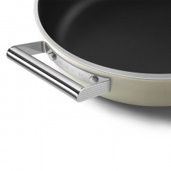 Oală joasă cu capac Smeg DPF2812CRM, 28 cm, 4,3 l, acoperire ceramică antiaderentă, potrivită pentru cuptor până la 250 °C, fără PFAS, compatibilă cu plitele cu inducție, culoare crem