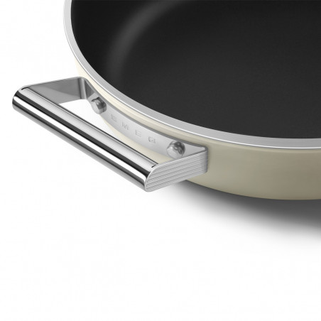 Oală joasă cu capac Smeg DPF2812CRM, 28 cm, 4,3 l, acoperire ceramică antiaderentă, potrivită pentru cuptor până la 250 °C, fără PFAS, compatibilă cu plitele cu inducție, culoare crem