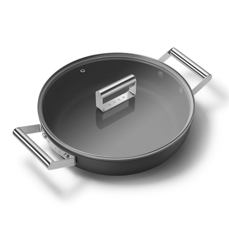 Oală joasă cu capac Smeg DPF2812BLM, 28 cm, 4,3 l, acoperire ceramică antiaderentă, potrivită pentru cuptor până la 250 °C, fără PFAS, compatibilă cu plitele cu inducție, negru