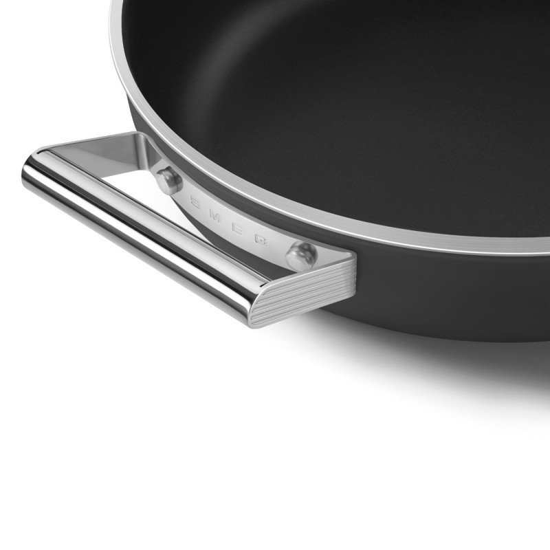 Oală joasă cu capac Smeg DPF2812BLM, 28 cm, 4,3 l, acoperire ceramică antiaderentă, potrivită pentru cuptor până la 250 °C, fără PFAS, compatibilă cu plitele cu inducție, negru
