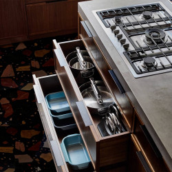Tigaie adâncă Joseph Joseph Space 1000058, 24 cm, mâner pliabil, acoperire ceramică, utilizabilă la cuptor până la 232 °C, compatibilă cu plitele cu inducție, argintiu/negru