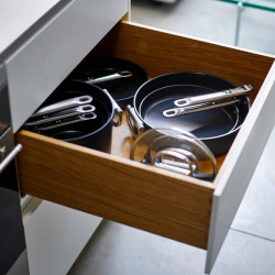Tigaie adâncă Joseph Joseph Space 45041, 24 cm, mâner pliabil, acoperire ceramică, se poate folosi la cuptor până la 232 °C, compatibilă cu plitele cu inducție, albastră