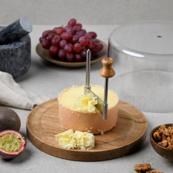 Platou pentru taierea si servirea branzei Kesper 28621, 21 cm, capac, baza rotativa din lemn, cutit din otel, design elegant, maro