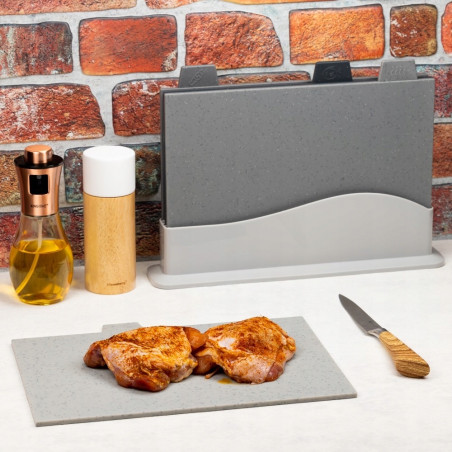 Set de 4 tăvi de tăiat cu suport Kinghoff KH 1743, utilizabile pe ambele fețe, rezistente la temperaturi de până la 130 °C, fără absorbție a mirosurilor, antiderapante, multicolore