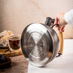 Ceainic cu fluier Kinghoff KH 1999, 2,5 l, oțel inoxidabil, mâner din lemn care nu se încălzește, compatibil cu plitele cu inducție, negru mat