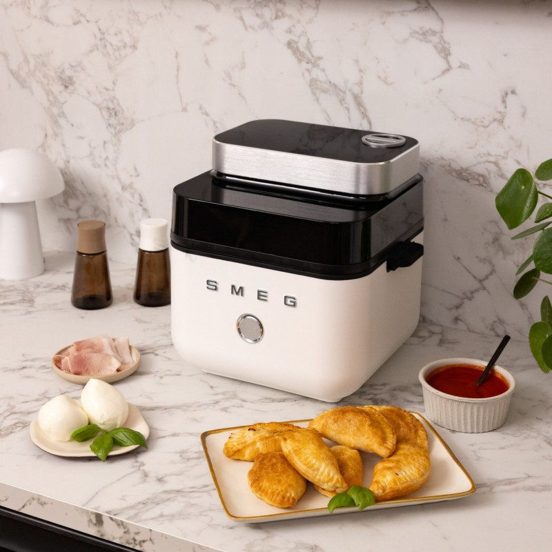 Friteuză cu aer cald Smeg Collezione AFC01WHMAU, 1450 W, 7,3 l, 40-200 °C, 7 programe, mod dublu, comandă tactilă, cronometru, LED, alb