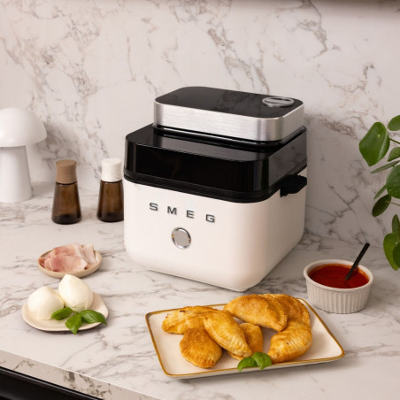 Friteuză cu aer cald Smeg Collezione AFC01WHMAU, 1450 W, 7,3 l, 40-200 °C, 7 programe, mod dublu, comandă tactilă, cronometru, LED, alb