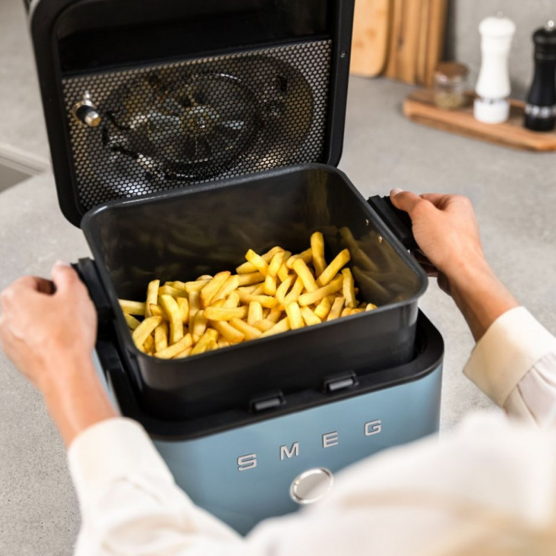 Friteuză cu aer cald Smeg Collezione AFC01SBMAU, 1450 W, 7,3 l, 40-200 °C, 7 programe, mod dublu, comandă tactilă, cronometru, LED, albastru